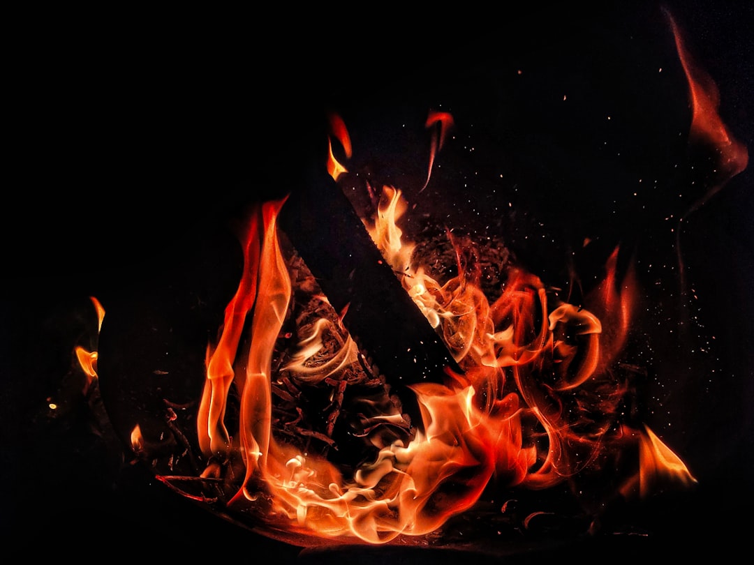 Le Feu dans l’Inconscient : Une Exploration Psychanalytique et Surréaliste