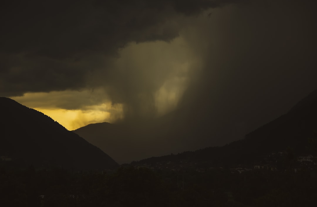 La Pluie dans les Rêves : Une Plongée dans l’Inconscient Collectif et le Désir