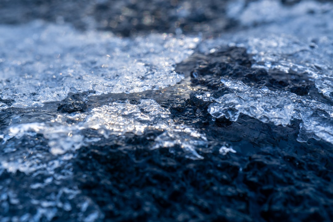 Le Miroir de l’Âme : Interprétation Psychanalytique du Rêve de Glace