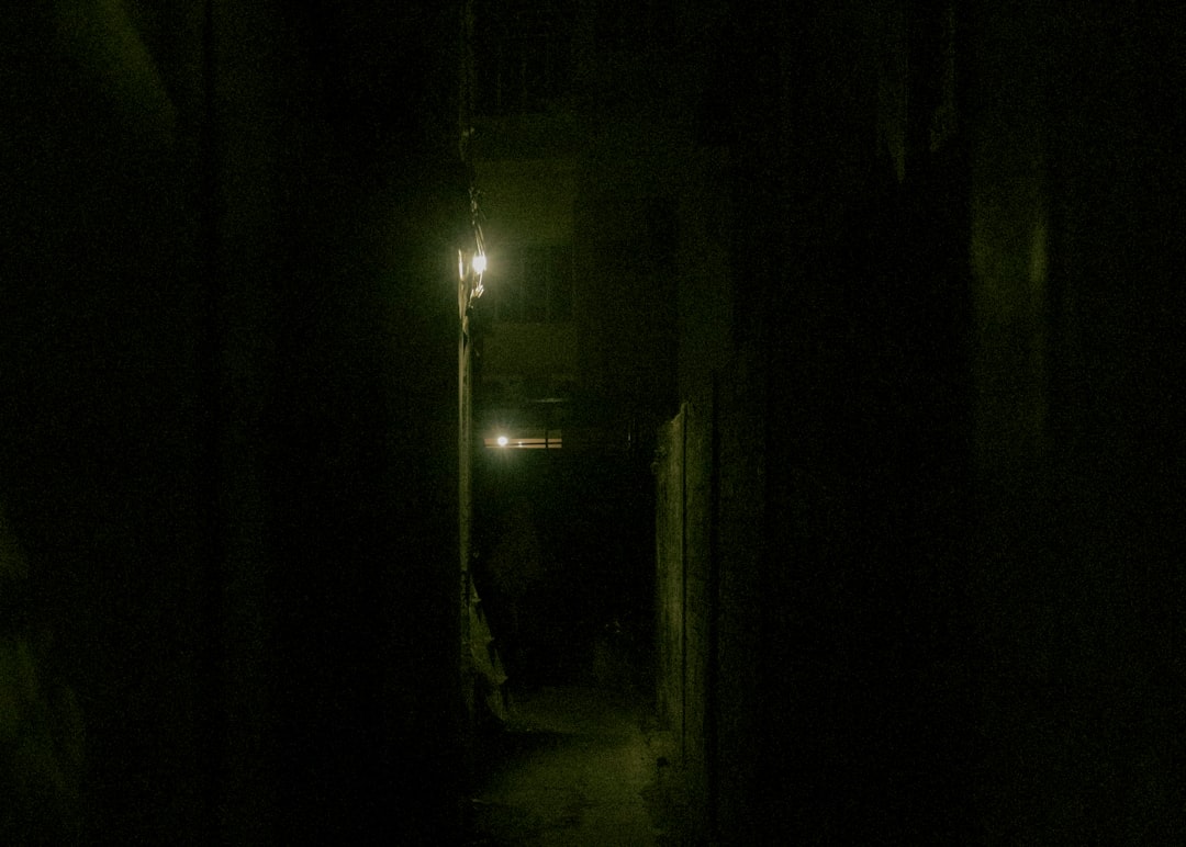 Le Sous-Sol Révélateur : Exploration Psychanalytique d’un Espace Intime