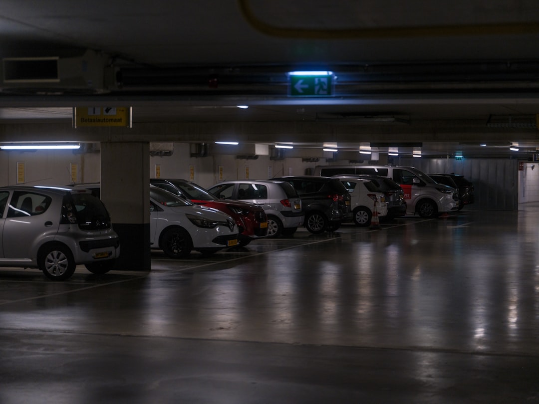 Le Parking Onirique : Miroir du Désir, Lieu de l’Ombre et Scène de l’Inconscient Collectif