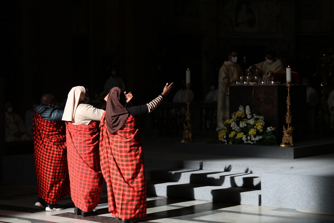 L’Église dans le Rêve : Un Sanctuaire de l’Âme ou une Prison du Désir ?